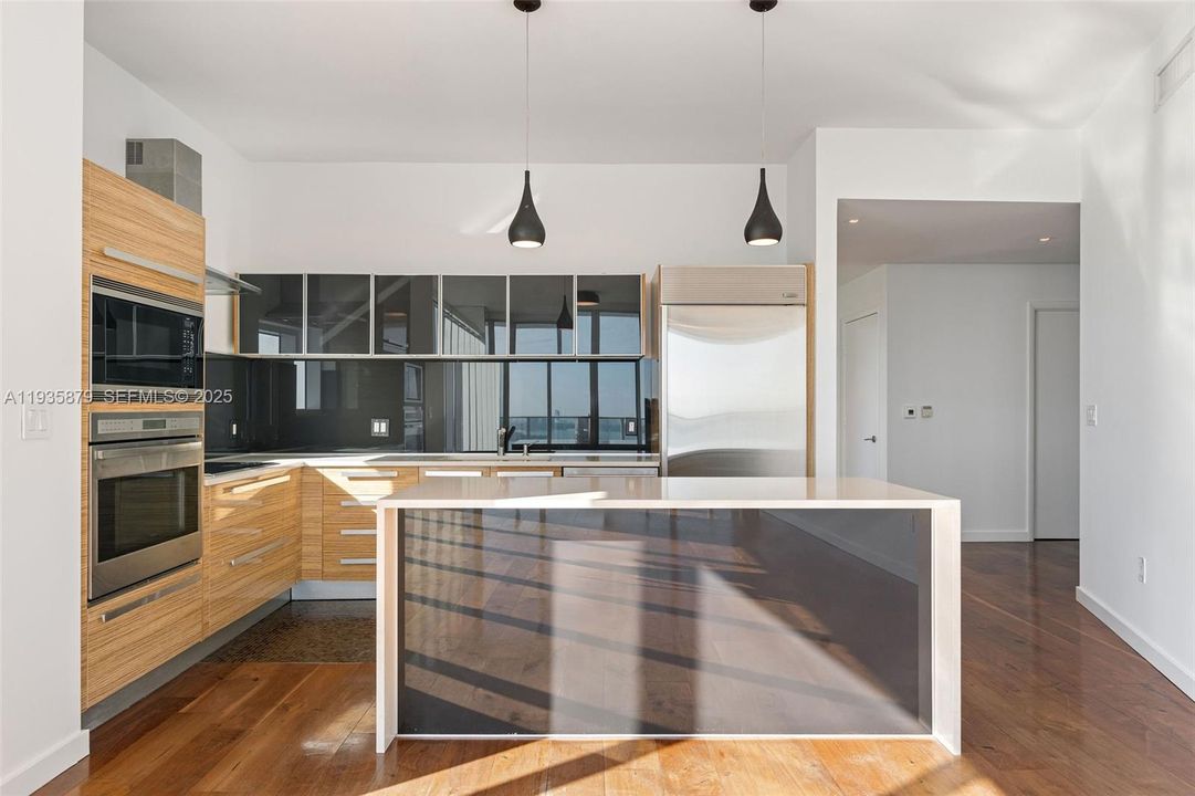 出租: $12,500 (3 贝兹, 3 浴室, 1679 平方英尺)