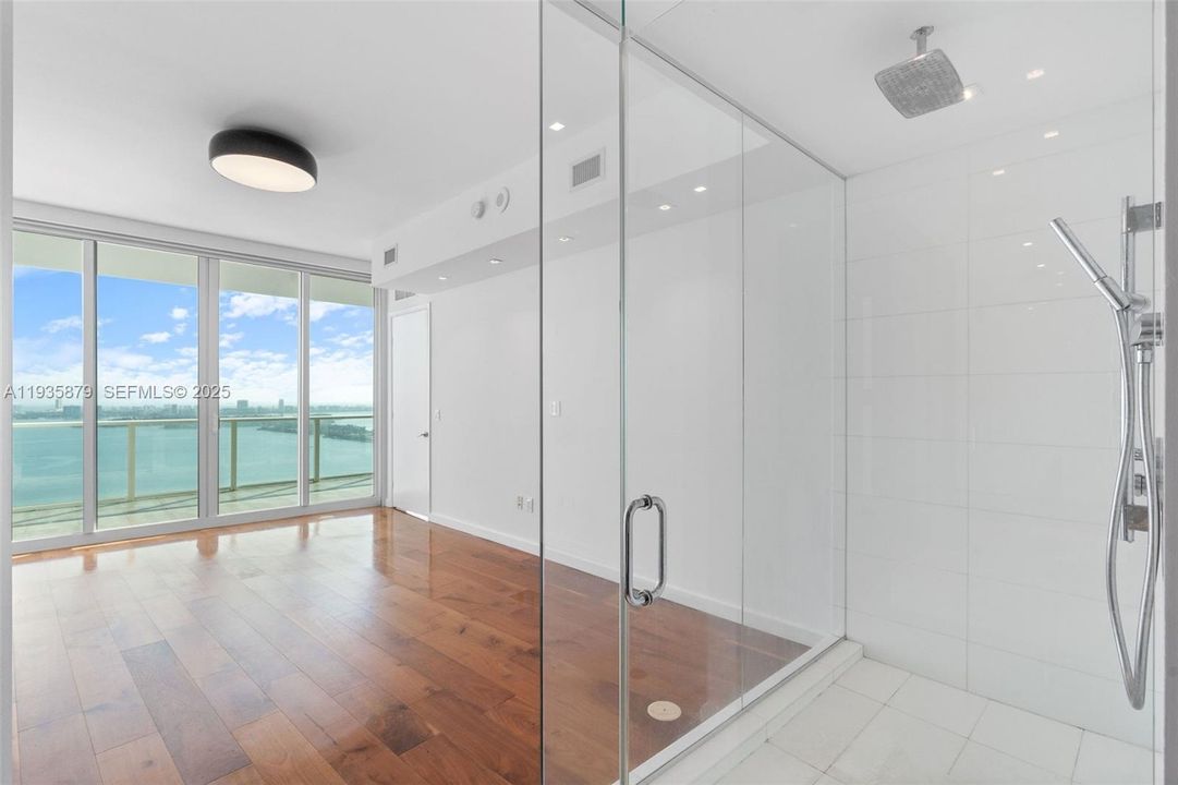 出租: $12,500 (3 贝兹, 3 浴室, 1679 平方英尺)