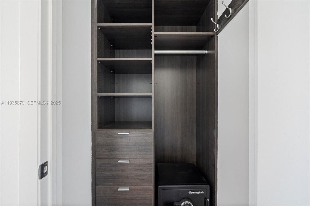 出租: $12,500 (3 贝兹, 3 浴室, 1679 平方英尺)