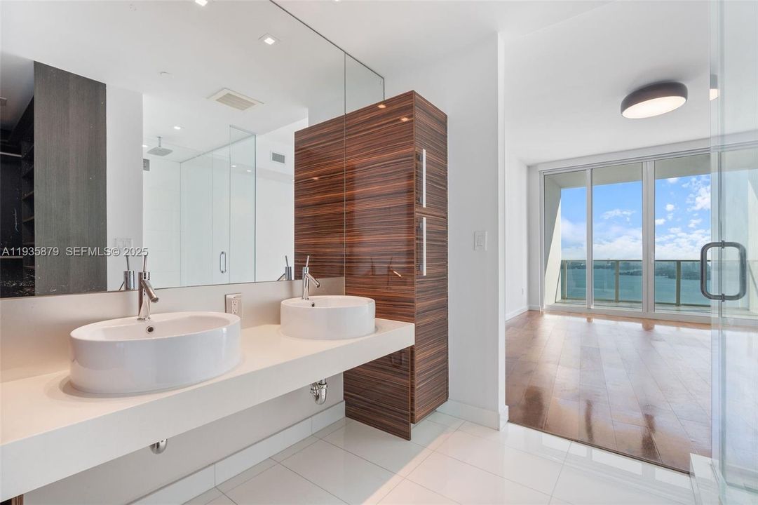 出租: $12,500 (3 贝兹, 3 浴室, 1679 平方英尺)