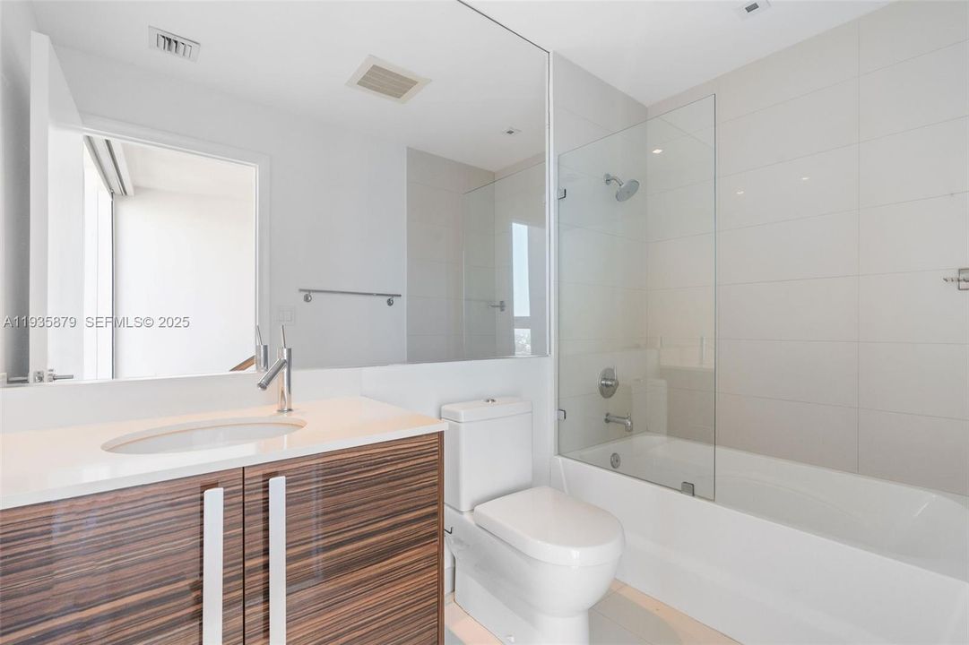 出租: $12,500 (3 贝兹, 3 浴室, 1679 平方英尺)