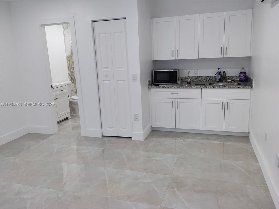 出租: $1,300 (1 贝兹, 1 浴室, 2279 平方英尺)