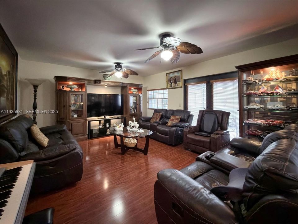 На продажу: $675,000 (3 спален, 2 ванн, 2010 Квадратных фут)