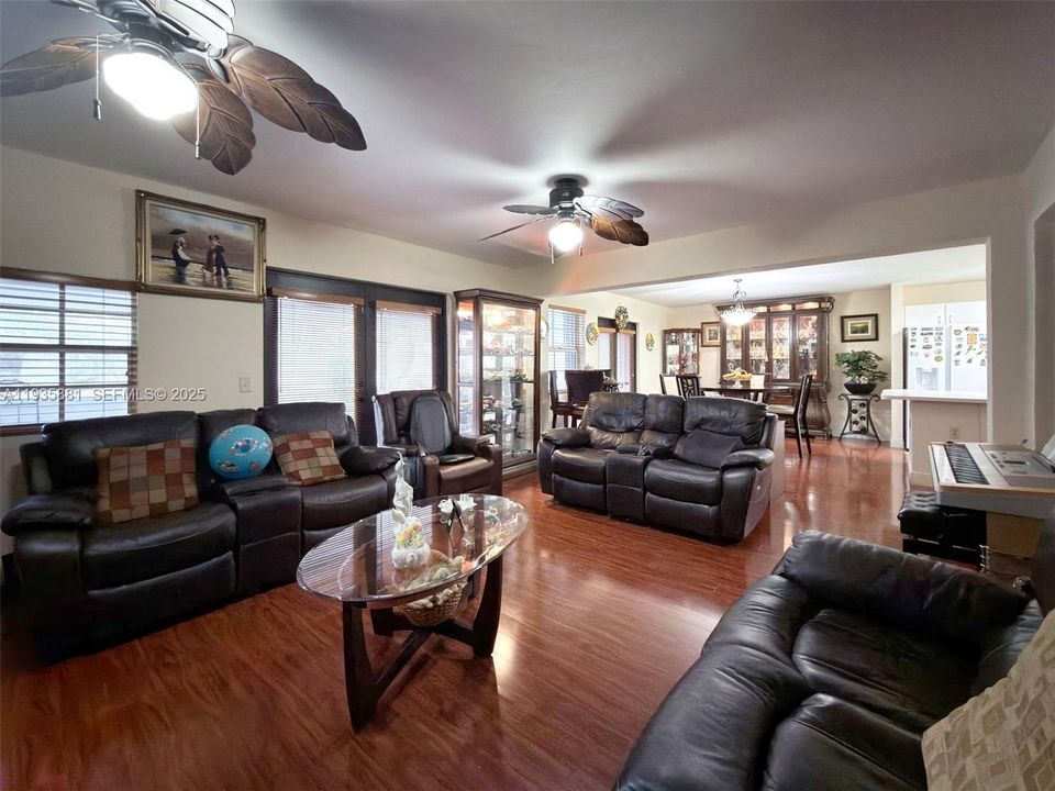 На продажу: $675,000 (3 спален, 2 ванн, 2010 Квадратных фут)