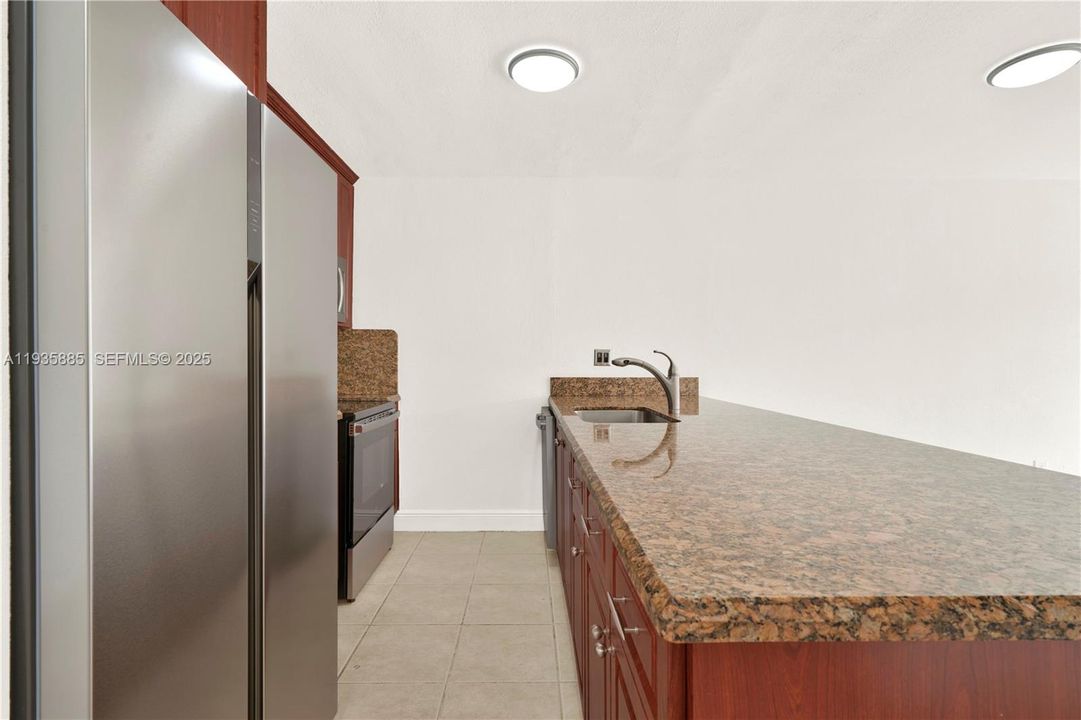 For Rent: $1,900 (1 beds, 1 baths, 665 Square Feet)