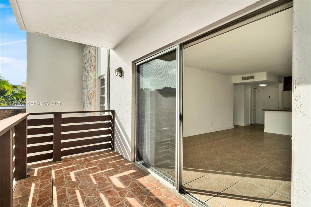 For Rent: $1,900 (1 beds, 1 baths, 665 Square Feet)