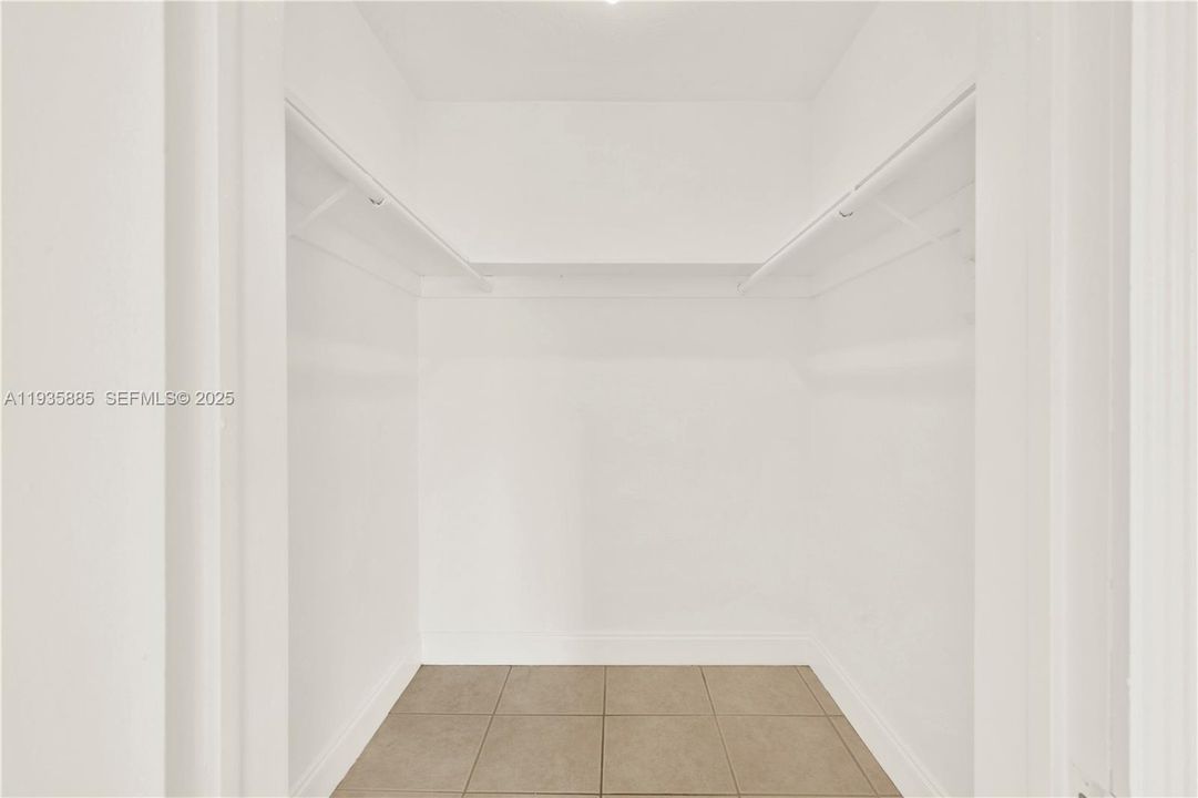 For Rent: $1,900 (1 beds, 1 baths, 665 Square Feet)