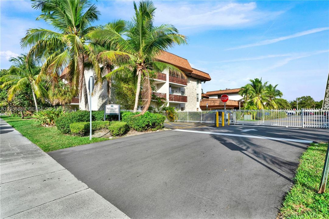 For Rent: $1,900 (1 beds, 1 baths, 665 Square Feet)