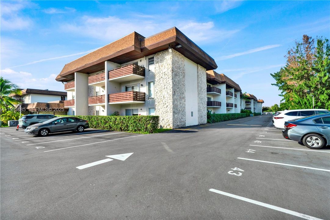 For Rent: $1,900 (1 beds, 1 baths, 665 Square Feet)