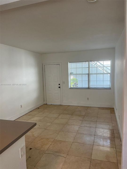 For Rent: $1,900 (1 beds, 1 baths, 537 Square Feet)