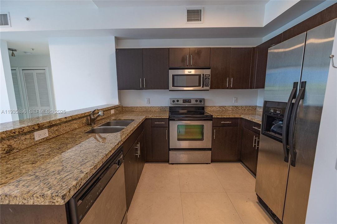 For Rent: $4,250 (2 beds, 2 baths, 1043 Square Feet)