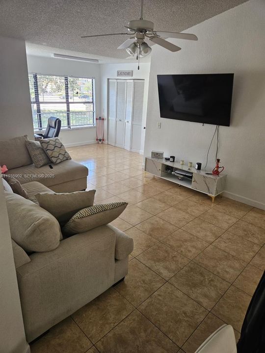 For Rent: $1,800 (1 beds, 1 baths, 805 Square Feet)