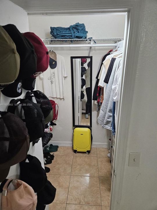 For Rent: $1,800 (1 beds, 1 baths, 805 Square Feet)