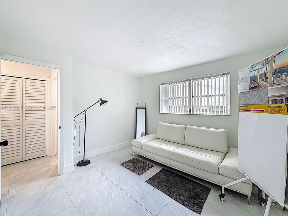 2/1 Spacious Bedroom A