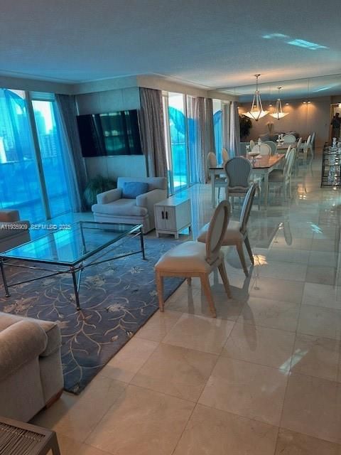 待售: $699,000 (2 贝兹, 2 浴室, 1825 平方英尺)