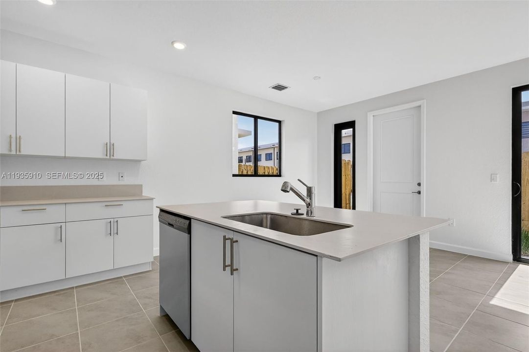 For Rent: $3,350 (4 beds, 3 baths, 1436 Square Feet)