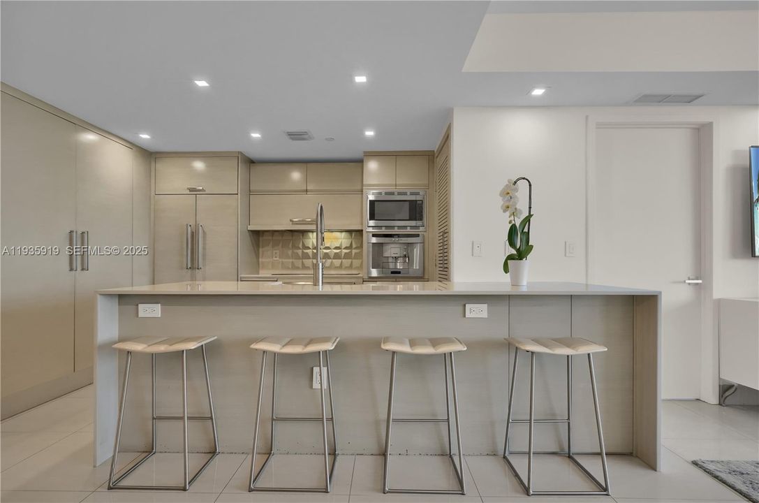 For Rent: $9,500 (2 beds, 2 baths, 1094 Square Feet)