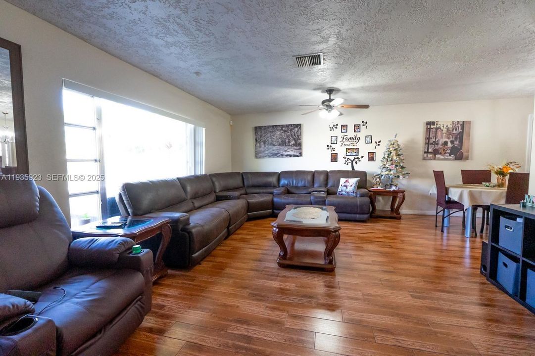 待售: $465,000 (3 贝兹, 2 浴室, 1635 平方英尺)