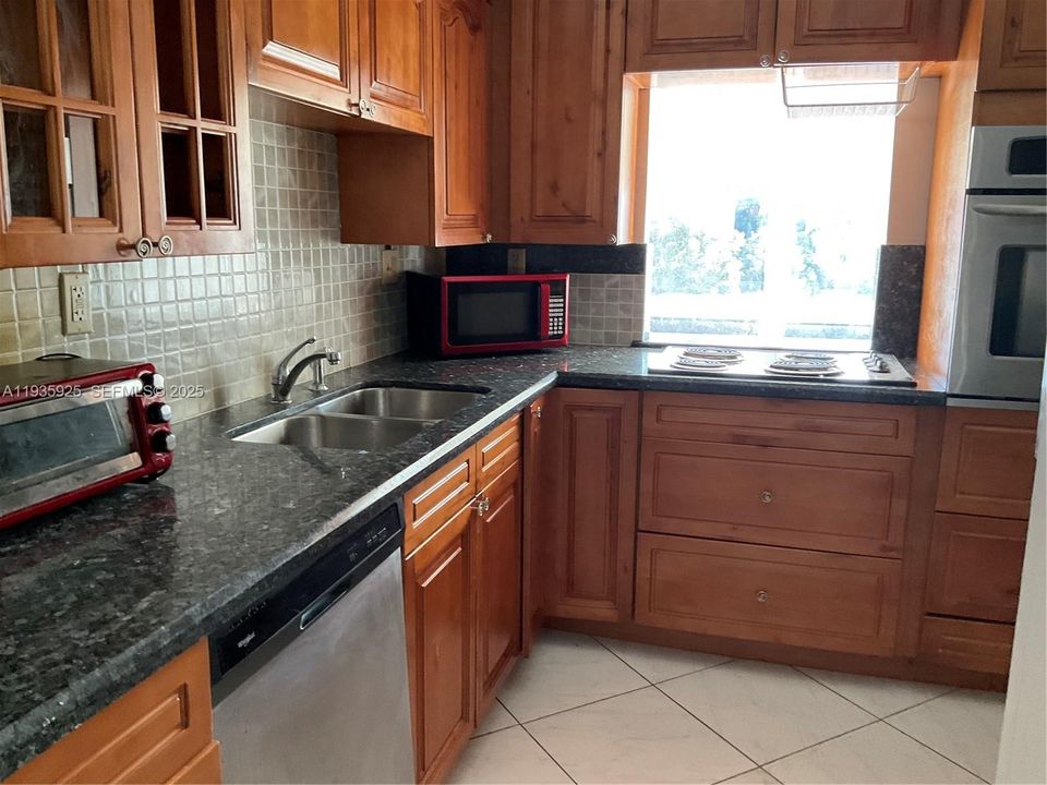 For Rent: $1,950 (1 beds, 1 baths, 725 Square Feet)