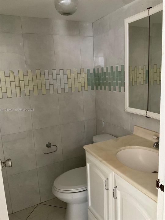 For Rent: $1,950 (1 beds, 1 baths, 725 Square Feet)