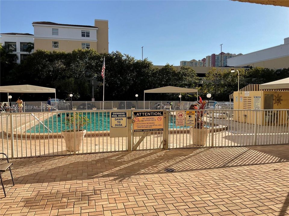 For Rent: $1,950 (1 beds, 1 baths, 725 Square Feet)