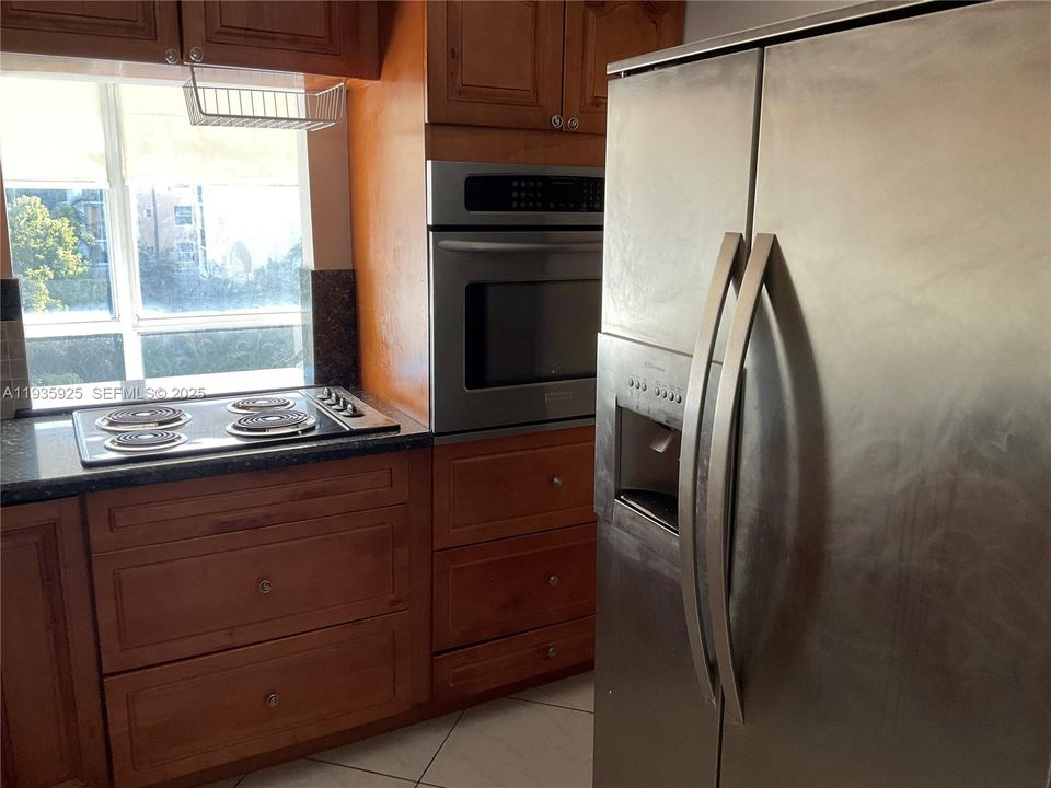 For Rent: $1,950 (1 beds, 1 baths, 725 Square Feet)