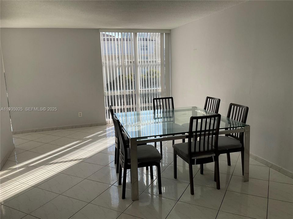 For Rent: $1,950 (1 beds, 1 baths, 725 Square Feet)