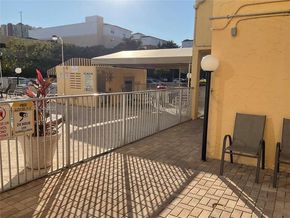 For Rent: $1,950 (1 beds, 1 baths, 725 Square Feet)