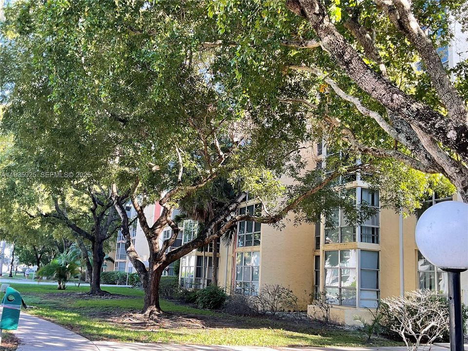 For Rent: $1,950 (1 beds, 1 baths, 725 Square Feet)