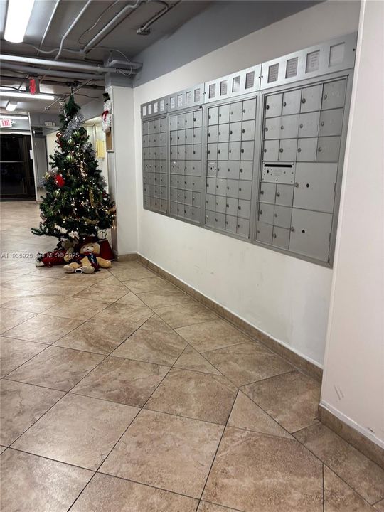 For Rent: $1,950 (1 beds, 1 baths, 725 Square Feet)