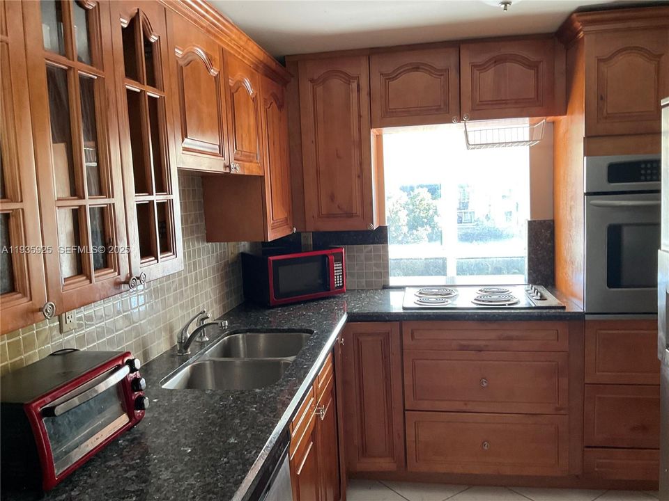 For Rent: $1,950 (1 beds, 1 baths, 725 Square Feet)