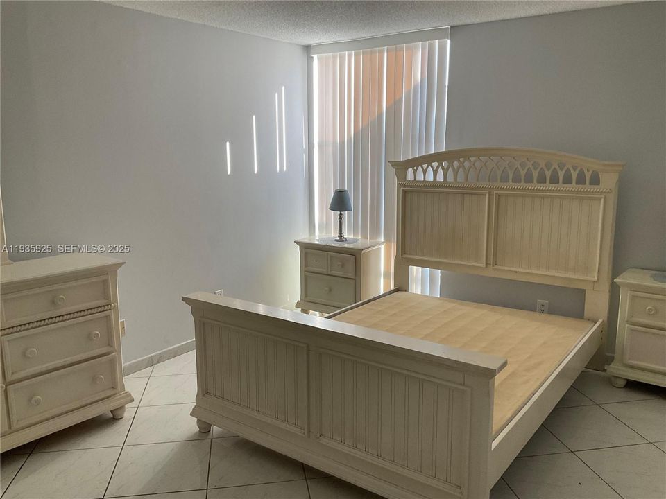 For Rent: $1,950 (1 beds, 1 baths, 725 Square Feet)