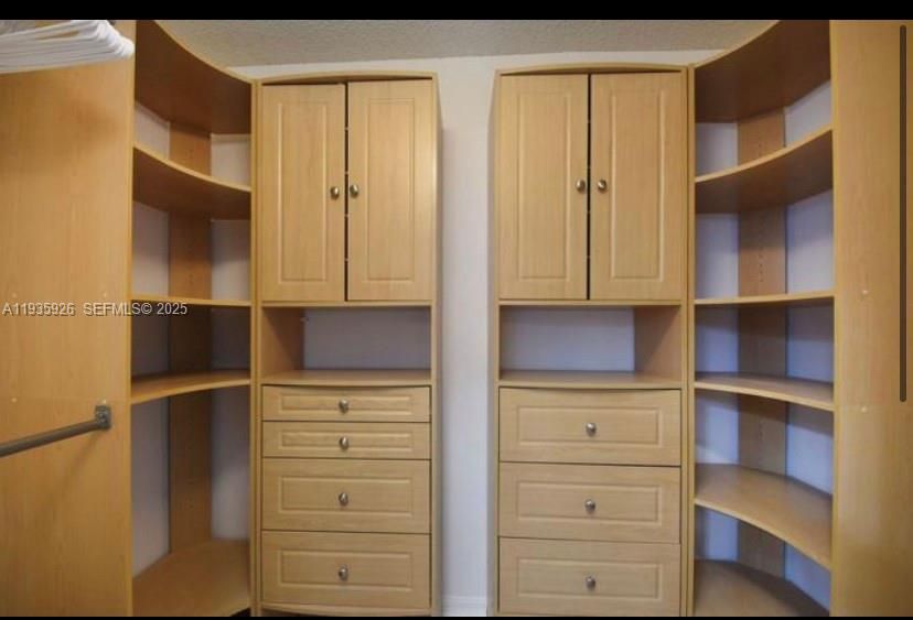 待售: $789,000 (5 贝兹, 2 浴室, 1946 平方英尺)