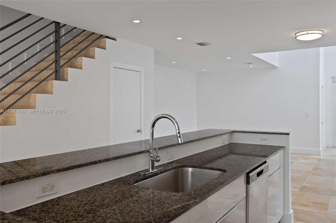 For Rent: $5,000 (3 beds, 2 baths, 1886 Square Feet)