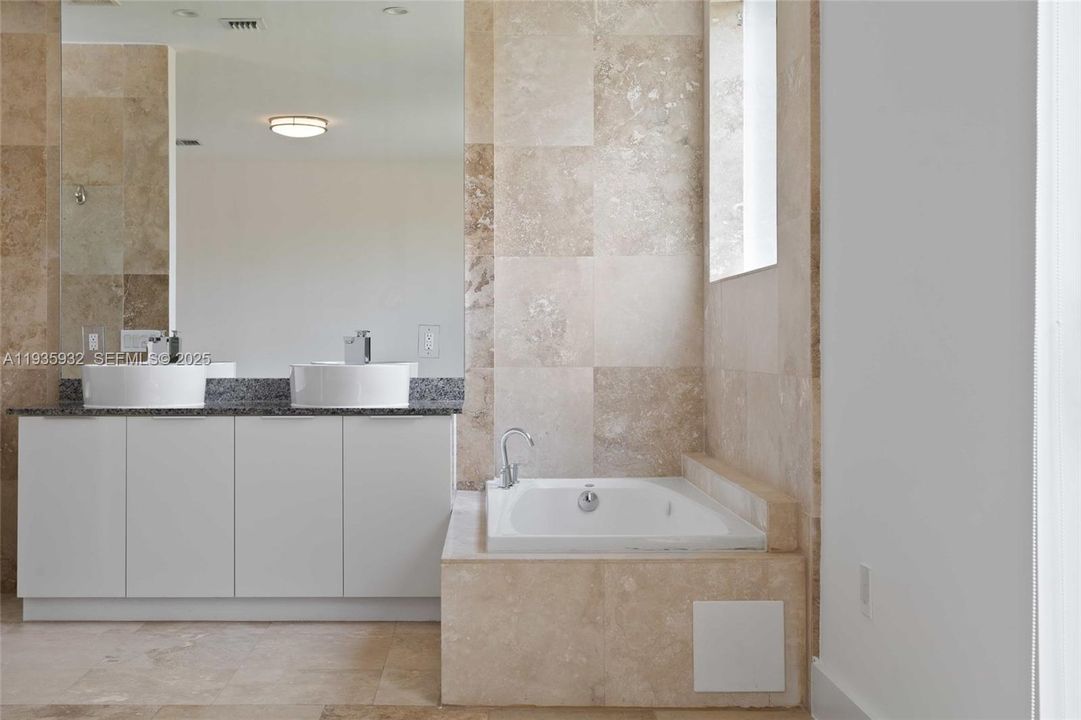 For Rent: $5,000 (3 beds, 2 baths, 1886 Square Feet)