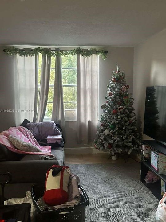 For Sale: $225,000 (2 beds, 1 baths, 765 Square Feet)