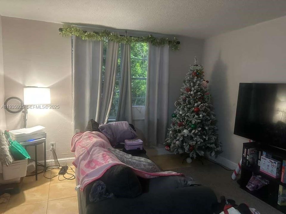 For Sale: $225,000 (2 beds, 1 baths, 765 Square Feet)