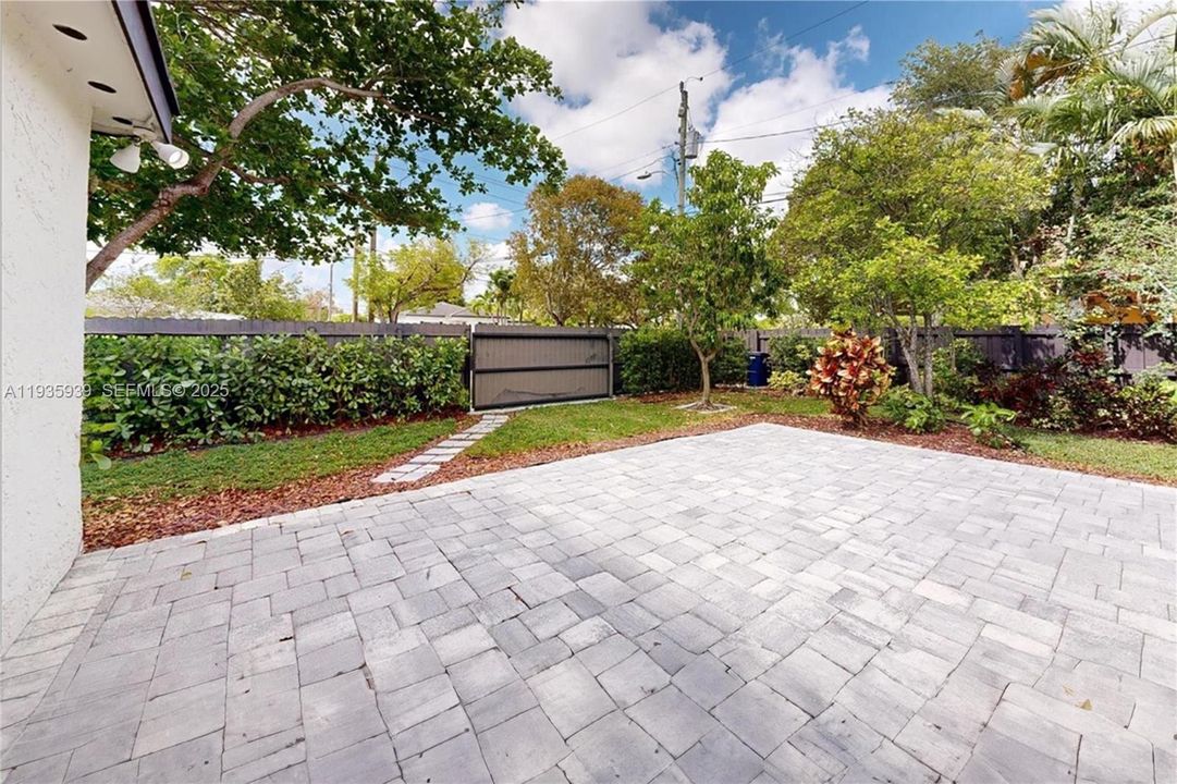 For Rent: $5,500 (4 beds, 2 baths, 2000 Square Feet)