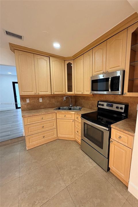 For Rent: $5,500 (4 beds, 2 baths, 2000 Square Feet)