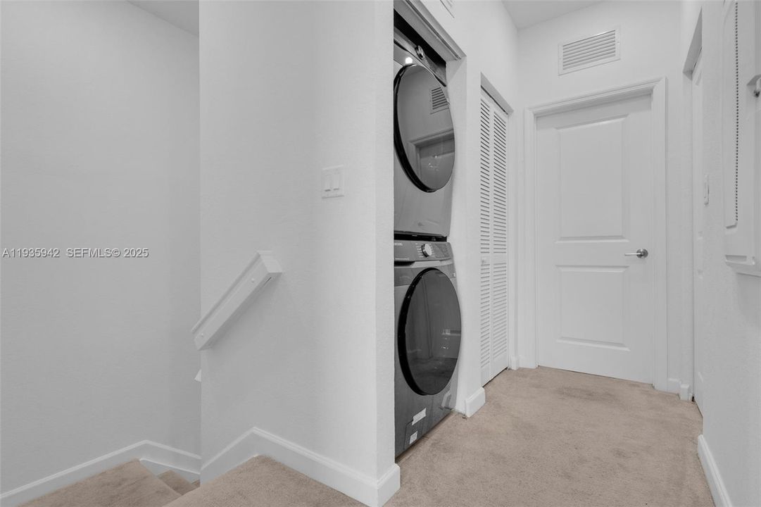 В аренду: $2,700 (3 спален, 3 ванн, 1328 Квадратных фут)