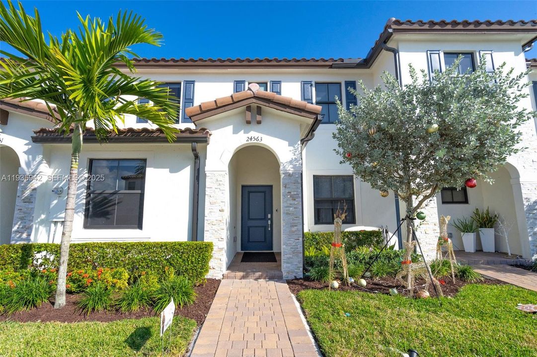 В аренду: $2,700 (3 спален, 3 ванн, 1328 Квадратных фут)