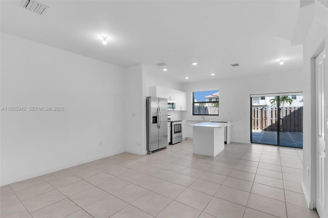 В аренду: $2,700 (3 спален, 3 ванн, 1328 Квадратных фут)