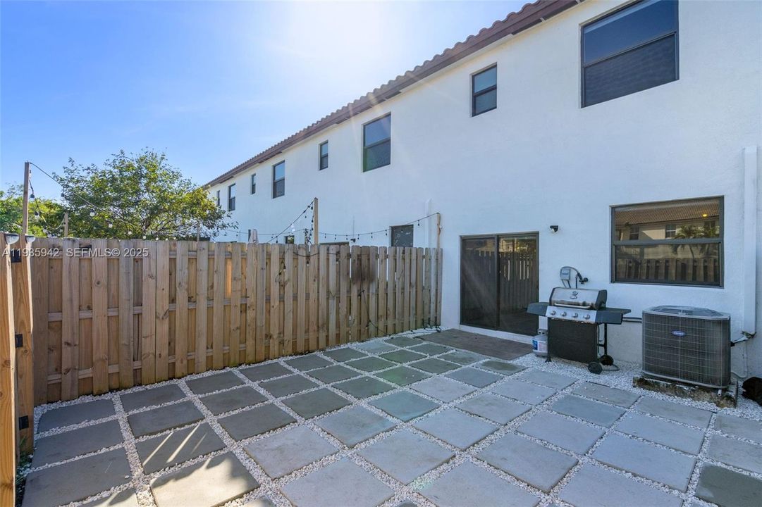 В аренду: $2,700 (3 спален, 3 ванн, 1328 Квадратных фут)