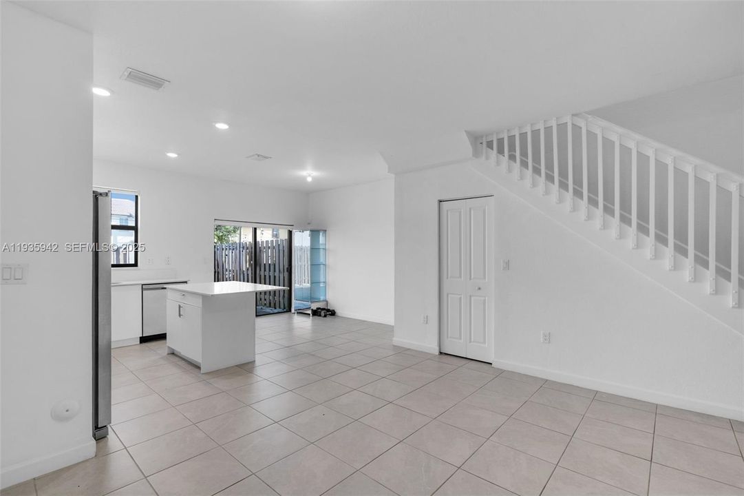 В аренду: $2,700 (3 спален, 3 ванн, 1328 Квадратных фут)