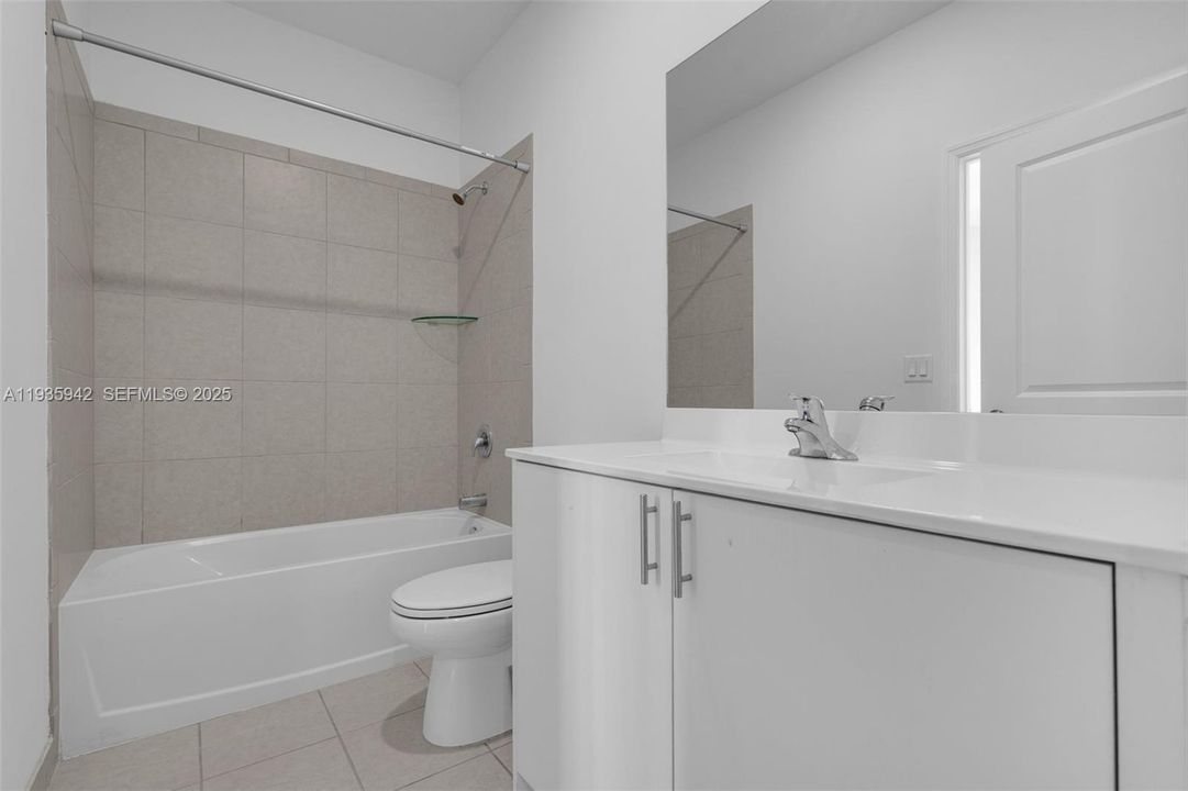 FIRST LEVEL FULL BATHROOM