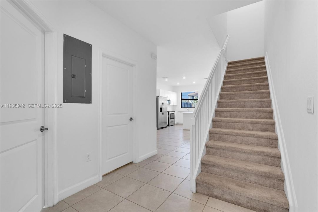 В аренду: $2,700 (3 спален, 3 ванн, 1328 Квадратных фут)