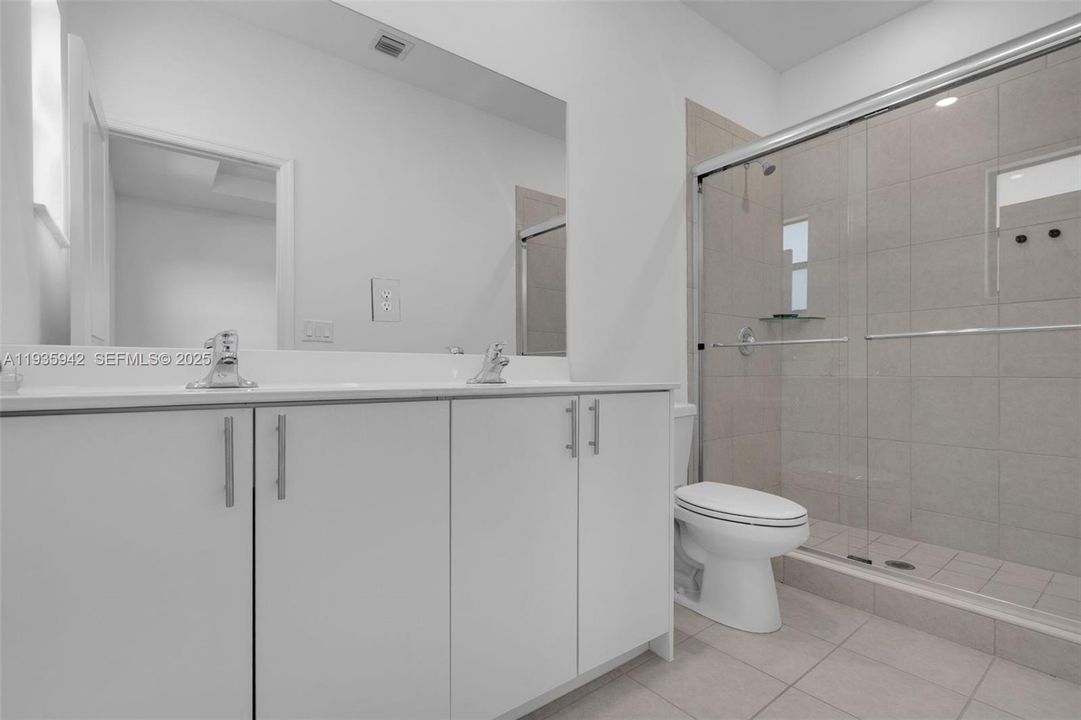 В аренду: $2,700 (3 спален, 3 ванн, 1328 Квадратных фут)