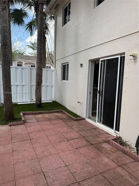 На продажу: $335,000 (3 спален, 2 ванн, 1024 Квадратных фут)