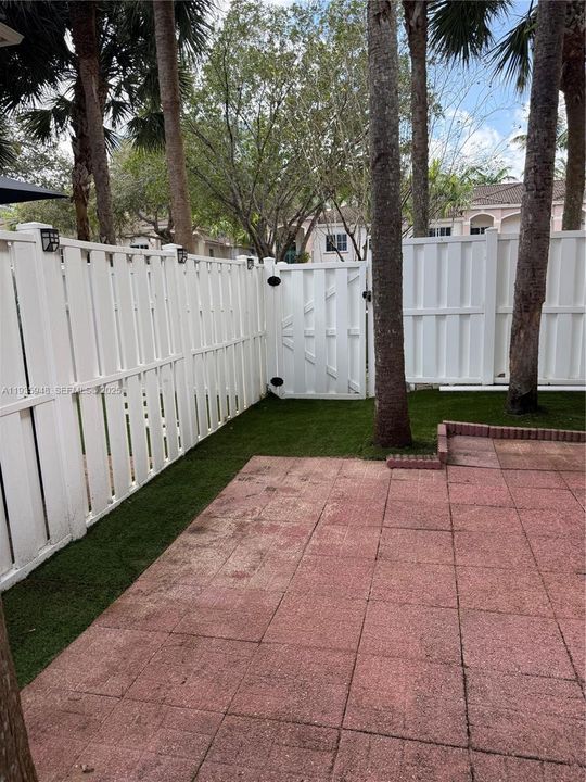 На продажу: $335,000 (3 спален, 2 ванн, 1024 Квадратных фут)