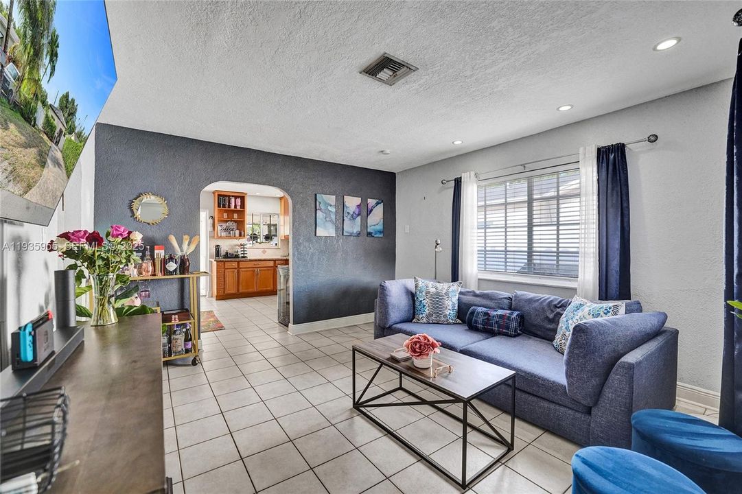 For Rent: $2,700 (2 beds, 1 baths, 1030 Square Feet)